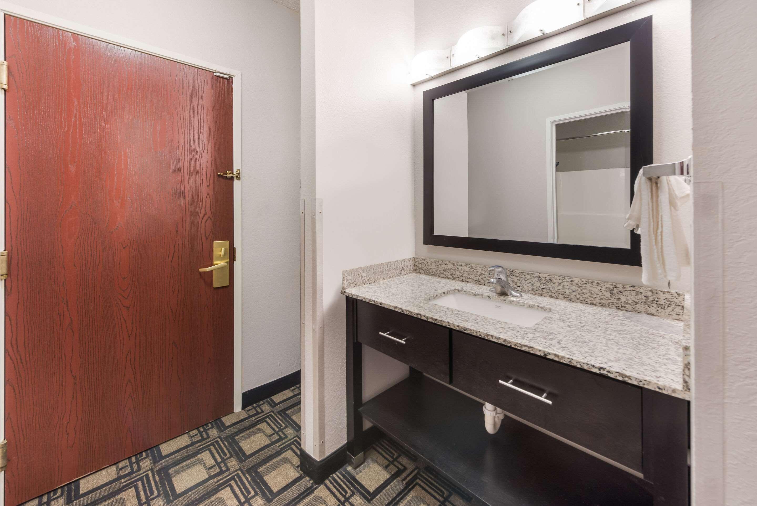 Suburban Studios Mason Hwy 42 Екстер'єр фото
