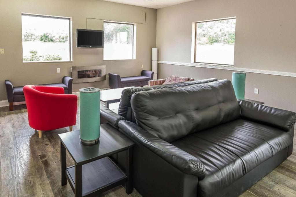 Suburban Studios Mason Hwy 42 Екстер'єр фото