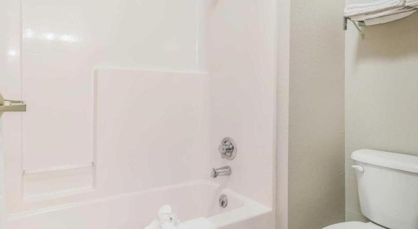Suburban Studios Mason Hwy 42 Екстер'єр фото
